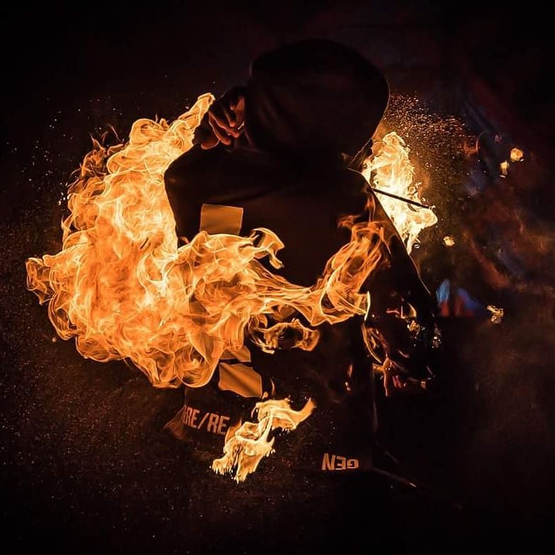 Quarante-Quatre crache du feu à l’European Juggling Convention 2017, « Be one with fire »
