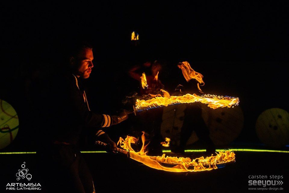 Quarante-Quatre crache du feu à l’Artemisia Fire Gathering 2019, « First double fire katana »
