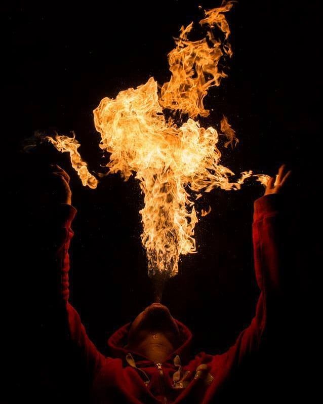 Quarante-Quatre crache du feu au Palais de Tokyo, Paris, « Stick the flame on hands »