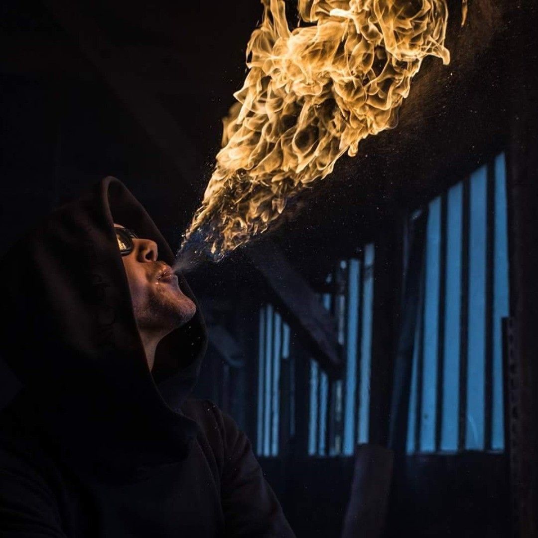 Quarante-Quatre crache du feu en shooting, « Between dark and light »