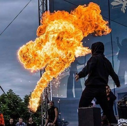 Quarante-Quatre crache du feu au Kiev Fire Festival 2016