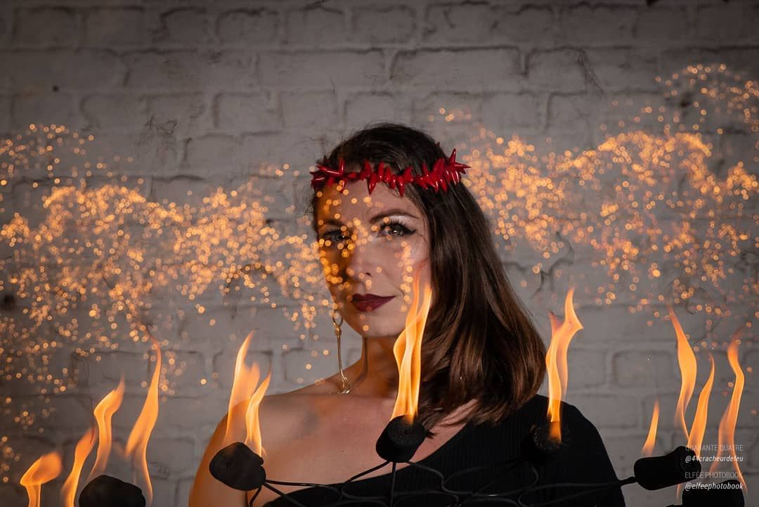 Quarante-Quatre crache du feu en shooting, « Look me right in the sparkles »