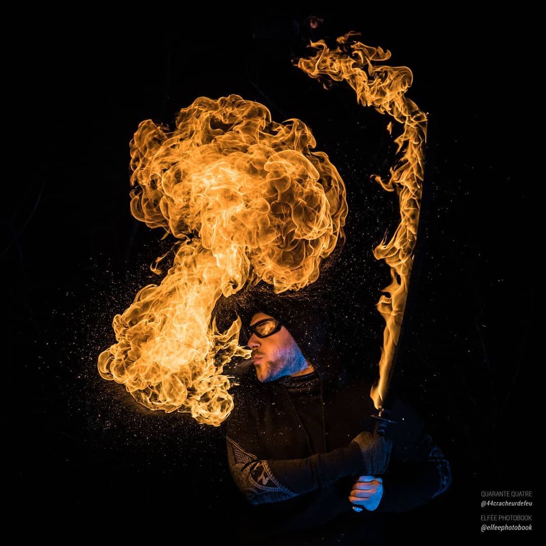 Quarante-Quatre crache du feu en shooting, « Fire Breathing kata »