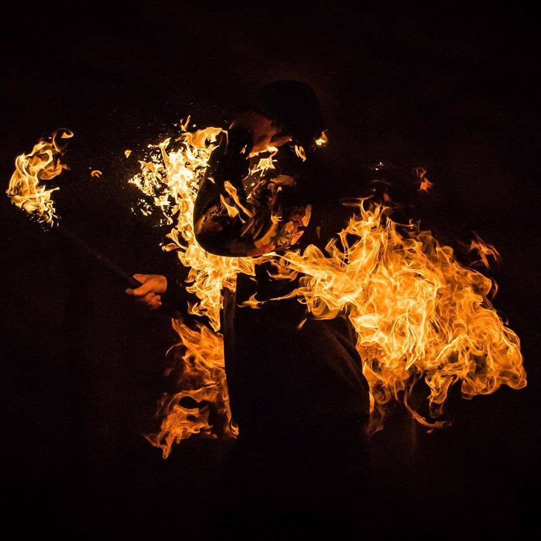 Quarante-Quatre crache du feu au Palais de Tokyo, Paris, « Near the flame »