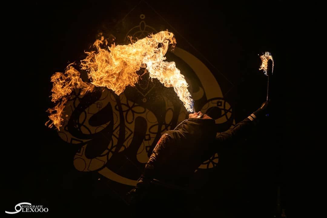 Quarante-Quatre crache du feu au gala Ignite Flow Arts 2019, « Dance with the flame »