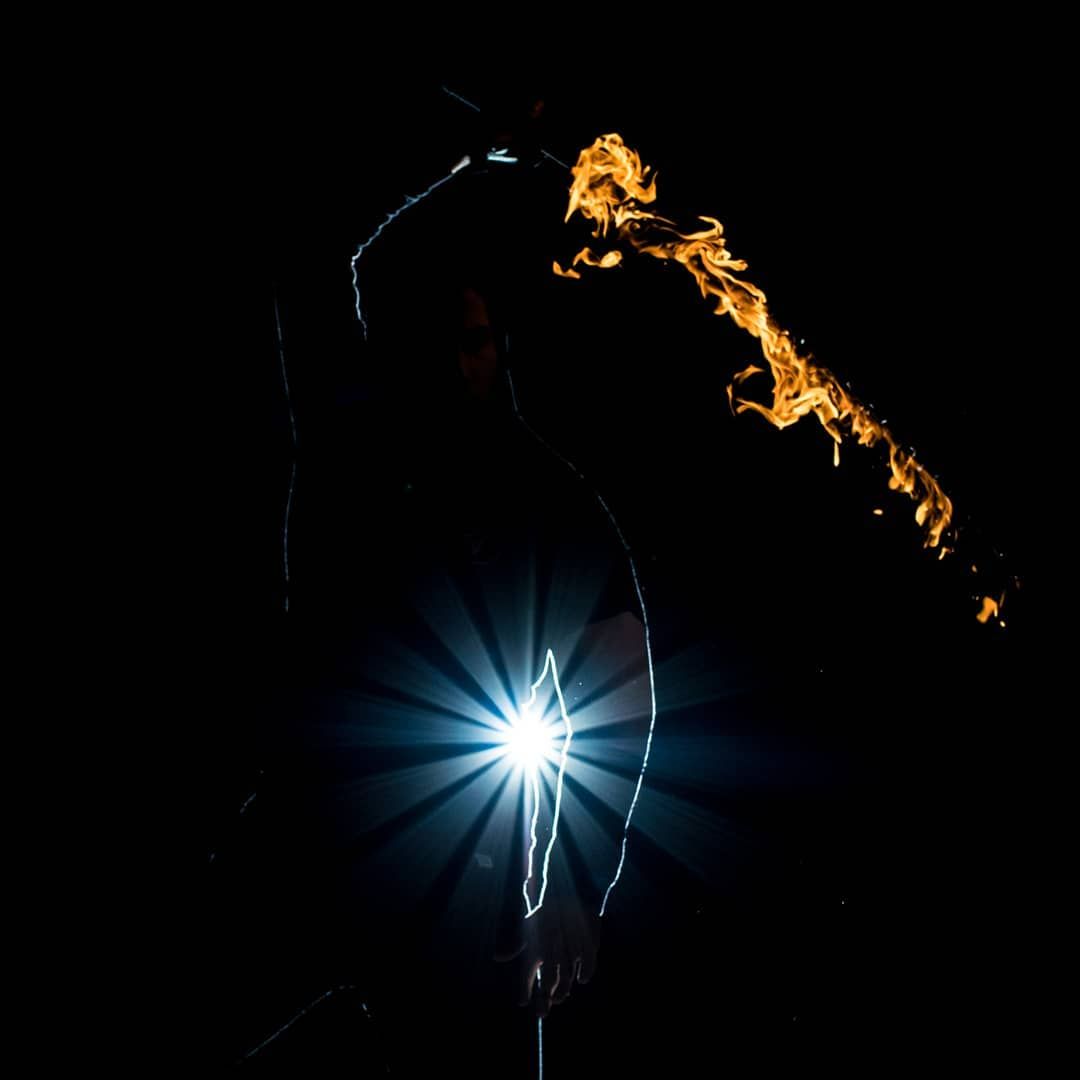 Quarante-Quatre crache du feu en shooting, « Backlight on fire »