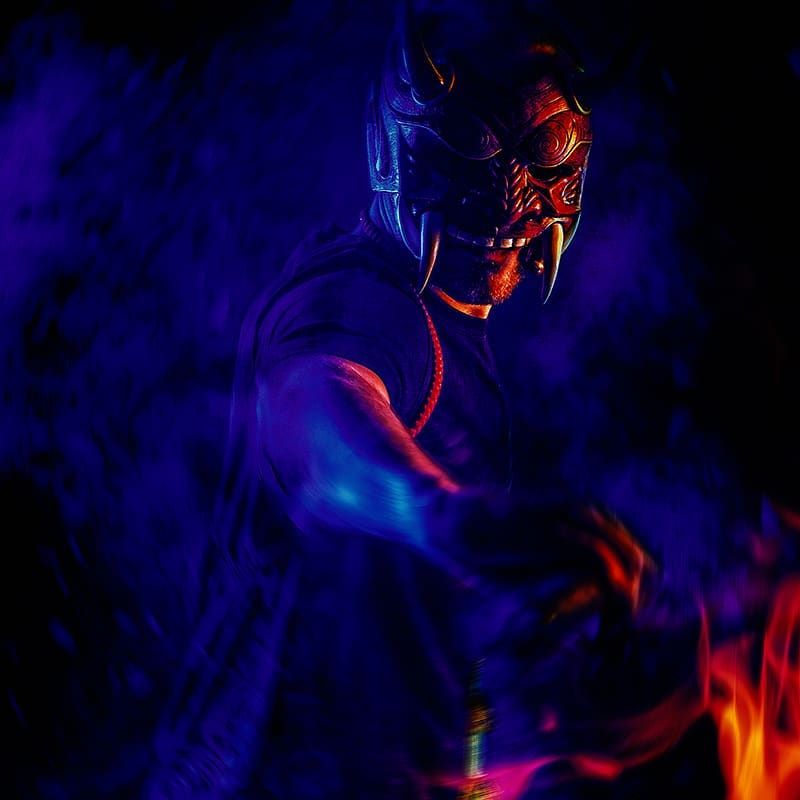Quarante-Quatre crache du feu en samouraï, avec Nilakantha Photo, « Hannya »