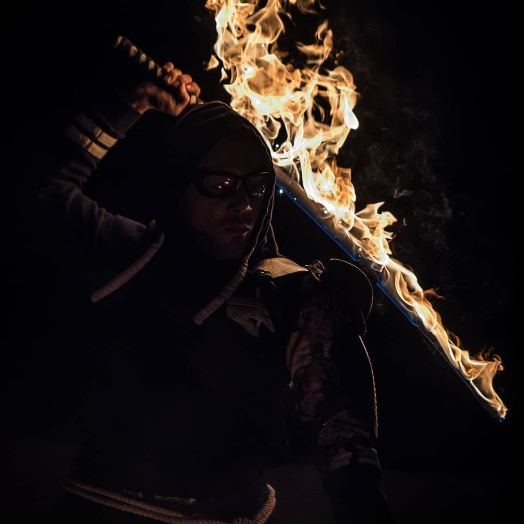 Quarante-Quatre crache du feu à l’Artemisia Fire Gathering 2018, « Be badass, do fire katana »