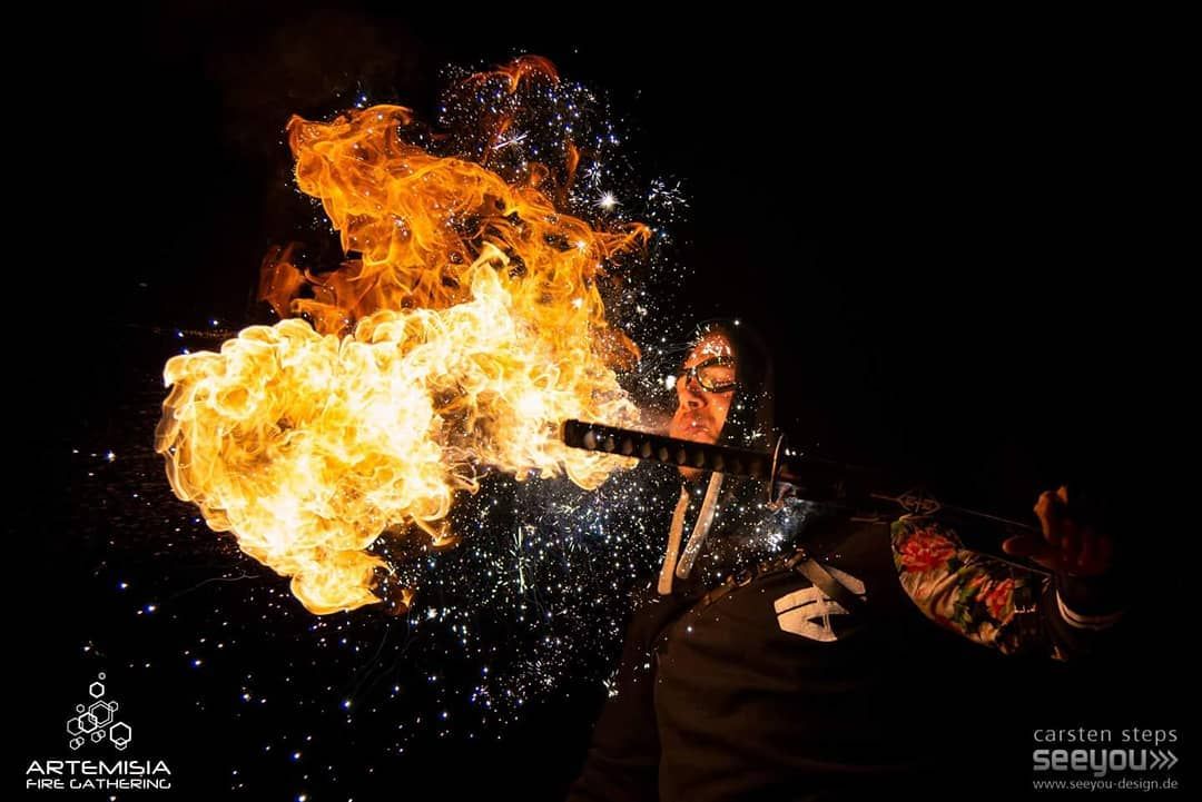 Quarante-Quatre crache du feu à l’Artemisia Fire Gathering 2018, « Noto fire breathing »