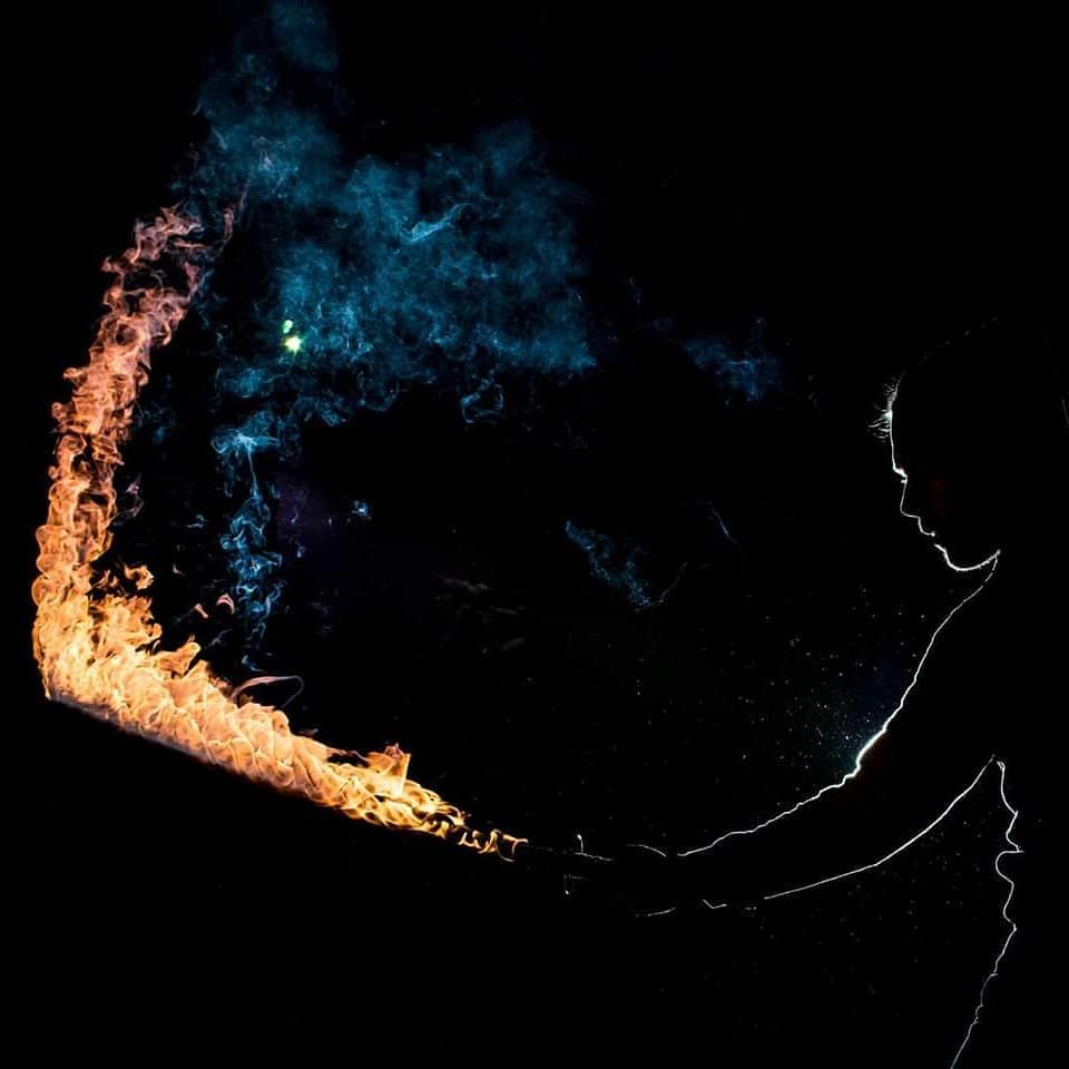 Quarante-Quatre crache du feu en shooting, « Fire katana or scythe? »
