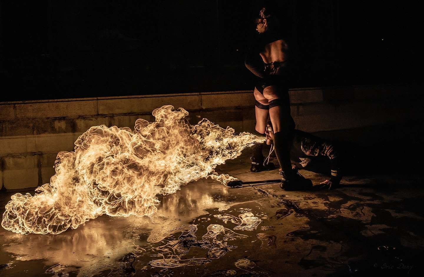 Quarante-Quatre crache du feu au Palais de Tokyo, Paris, « Booty on fire »