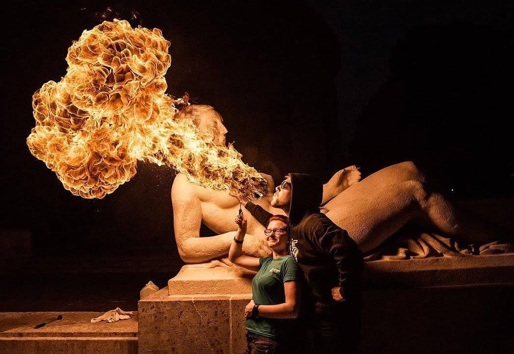 Quarante-Quatre crache du feu au Palais de Tokyo, Paris, « Girls on fire »