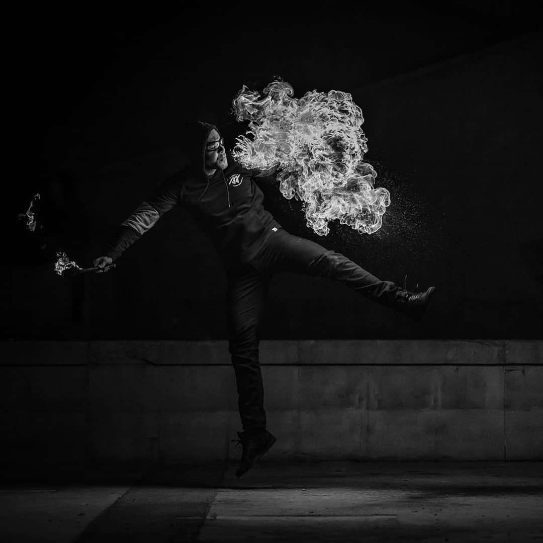 Quarante-Quatre crache du feu au Palais de Tokyo, Paris, « I sing in the flame »