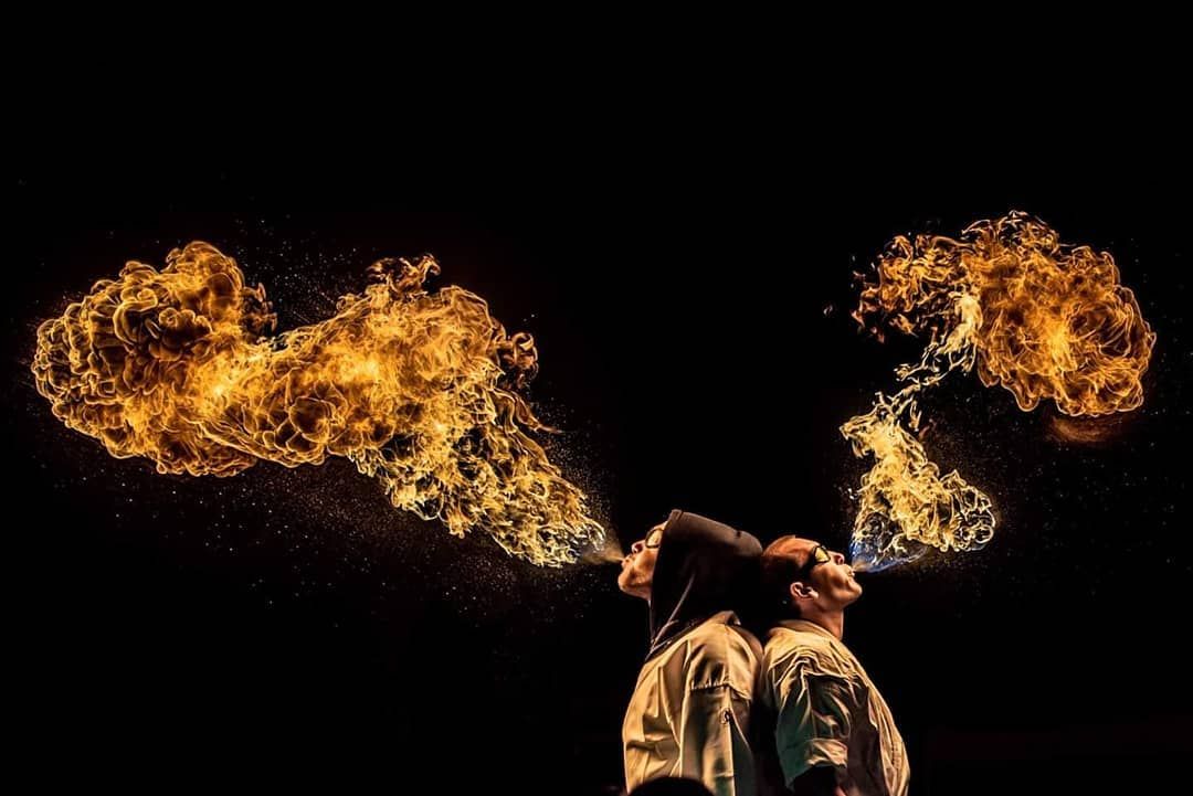 Quarante-Quatre crache du feu à la Graülich Convention Feu 2018, « Fire-Breathing karate »