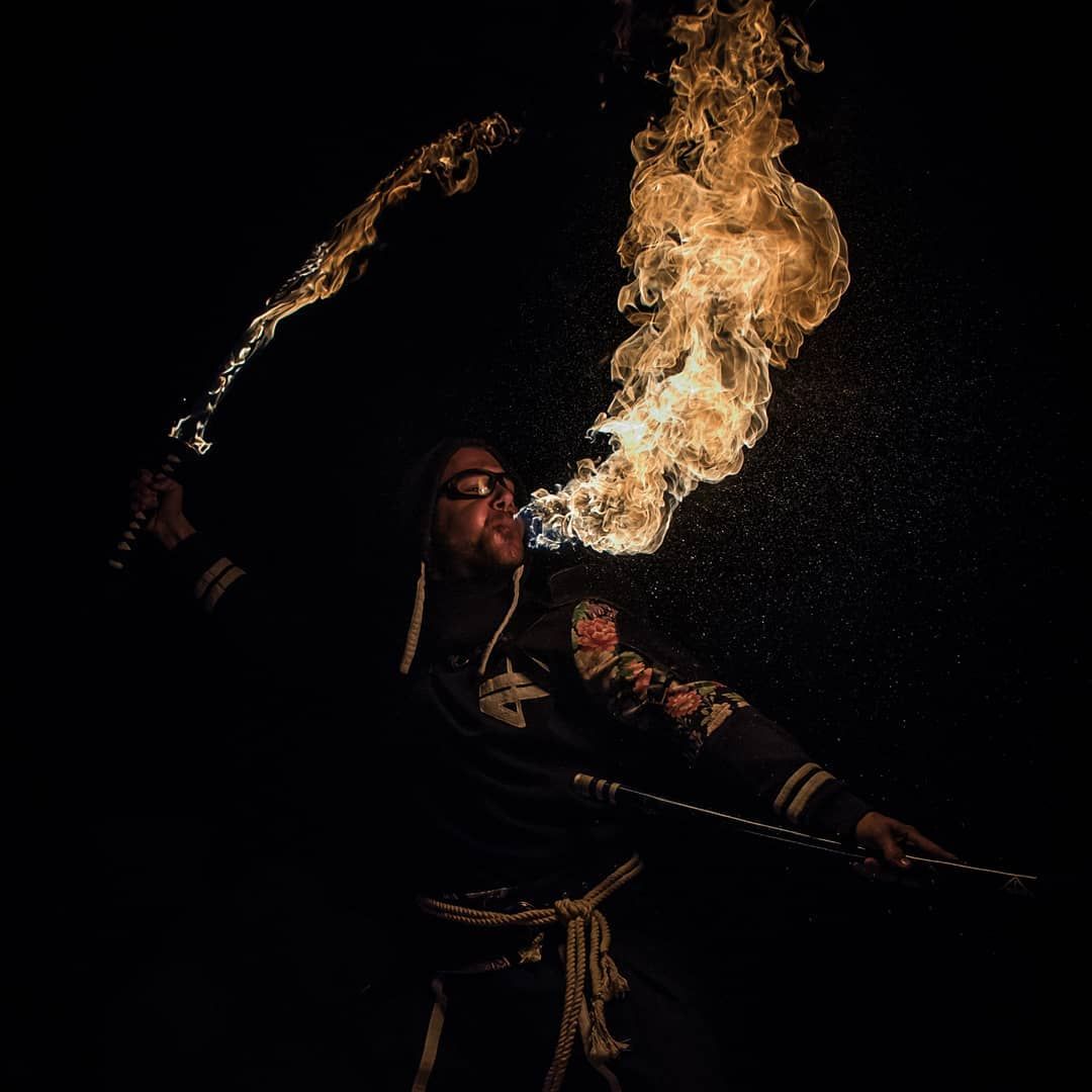Quarante-Quatre crache du feu à l’Artemisia Fire Gathering 2018, « Fire katana sustain »