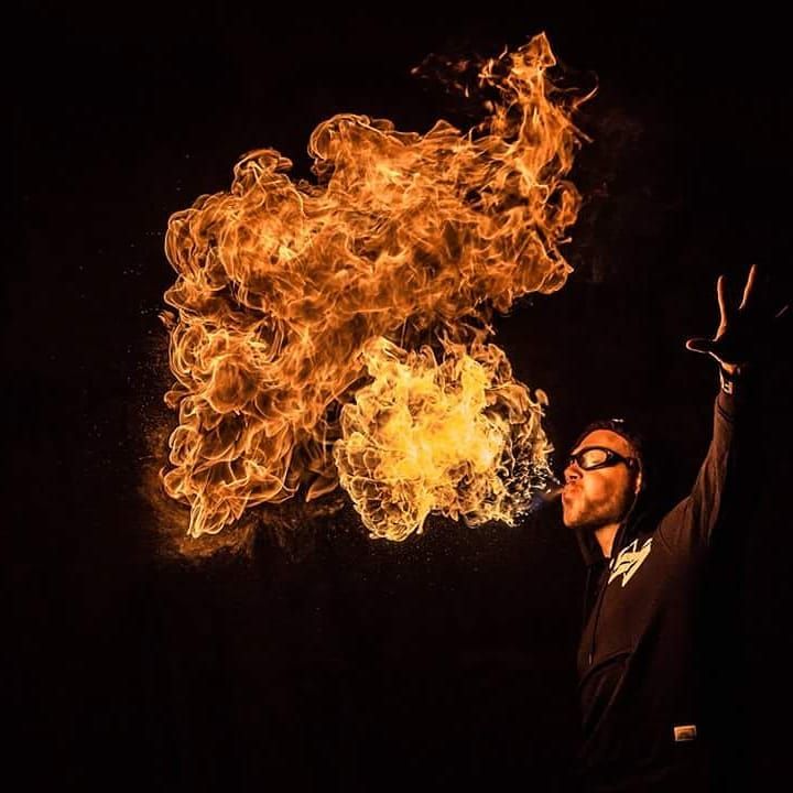 Quarante-Quatre crache du feu en shooting, « Time to light up »