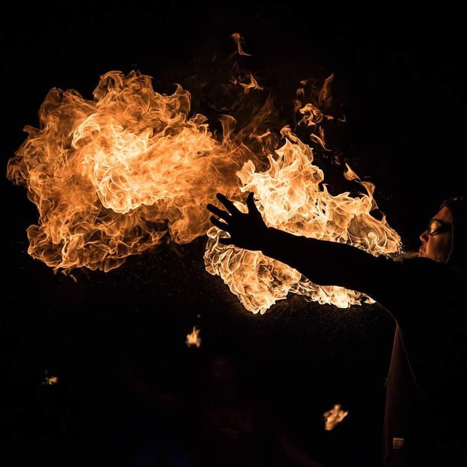 Quarante-Quatre crache du feu à l’European Juggling Convention 2017, « Summon fire breathing spirit »