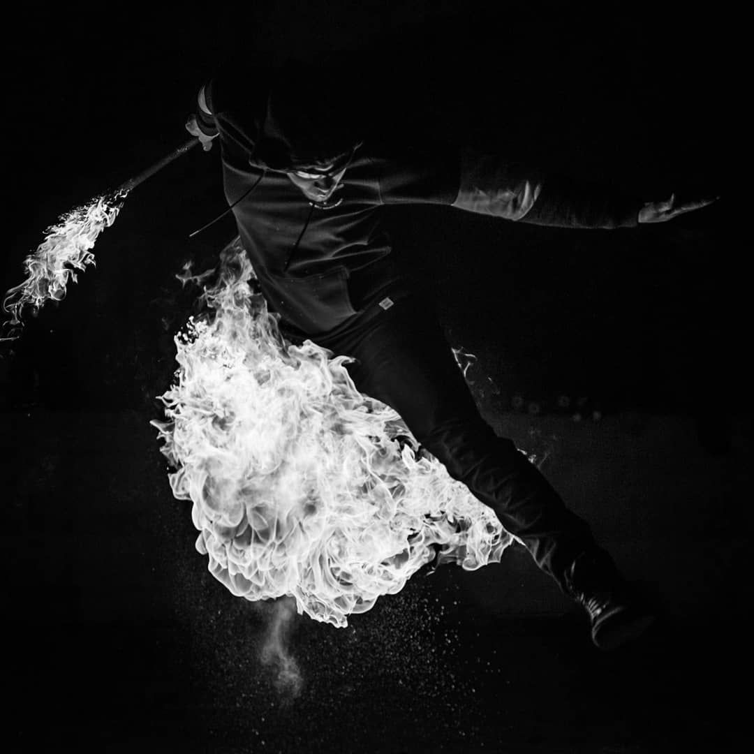 Quarante-Quatre crache du feu au Palais de Tokyo, Paris, « Ride the flame like the Silver Surfer »