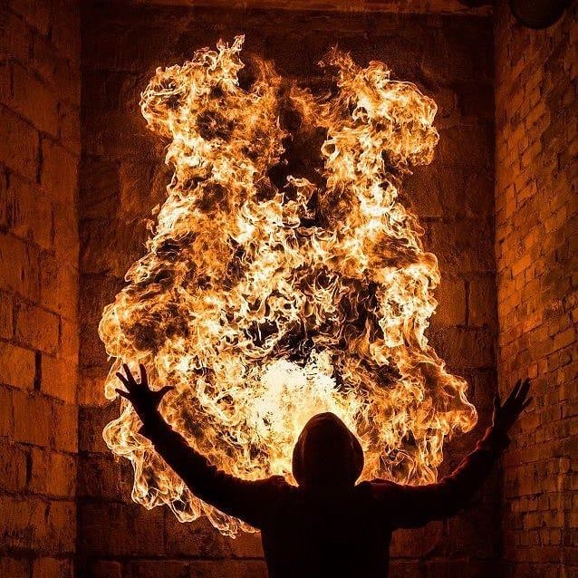 Quarante-Quatre crache du feu en shooting, « Behind the wall »
