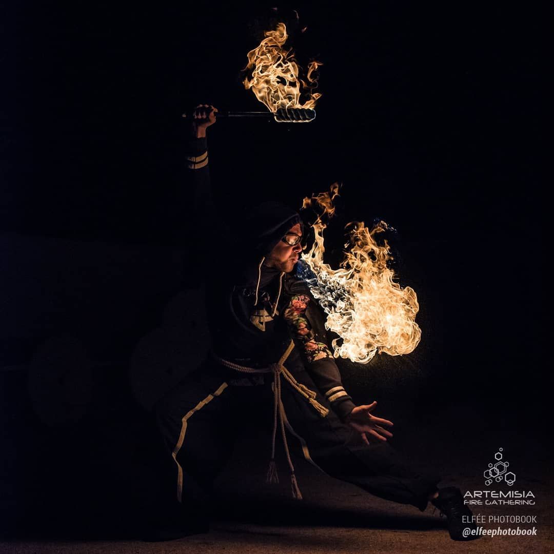 Quarante-Quatre crache du feu à l’Artemisia Fire Gathering 2018, « Master the flame »