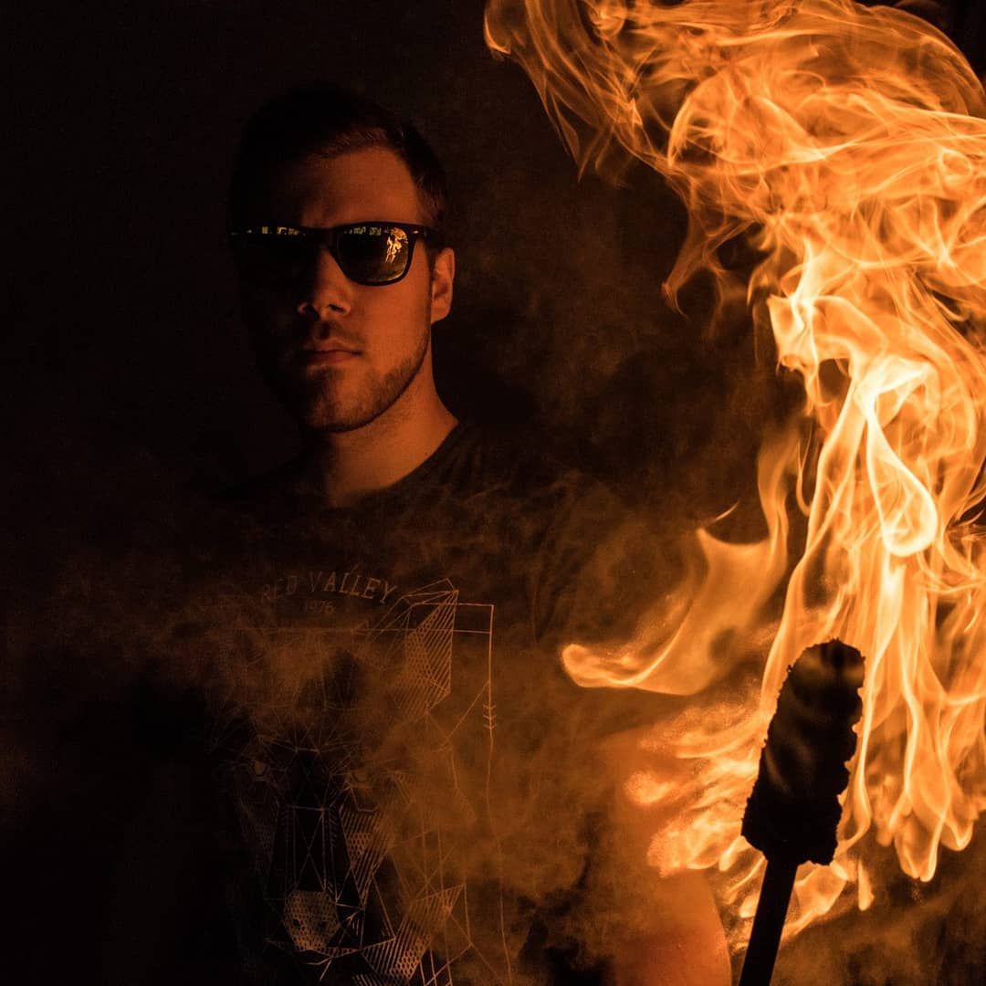 Quarante-Quatre crache du feu en shooting, « Fire portrait »