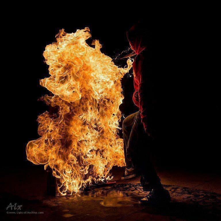 Quarante-Quatre crache du feu au Palais de Tokyo, Paris, « Always bigger »