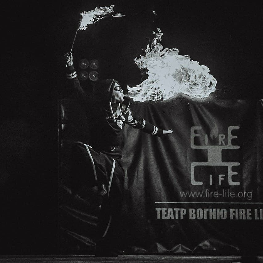 Quarante-Quatre crache du feu au Fire Life Fest 2017, Oujhorod, « Become a ninja »