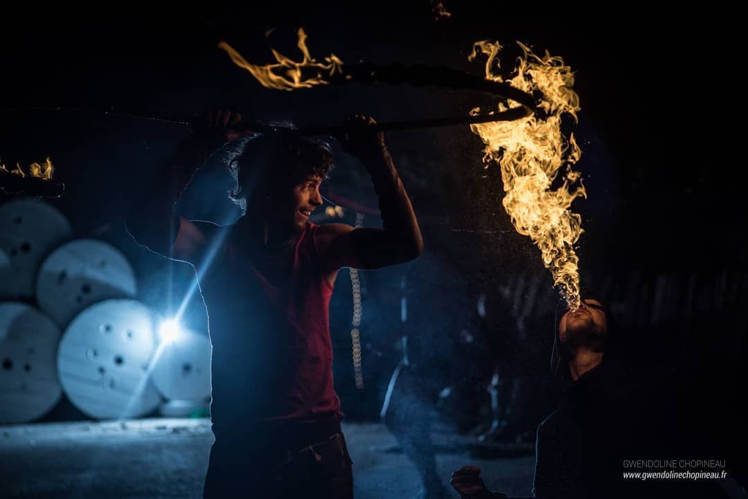 Quarante-Quatre crache du feu à l’Artemisia Fire Gathering 2018, « Catch a smile and a giant fire triple »