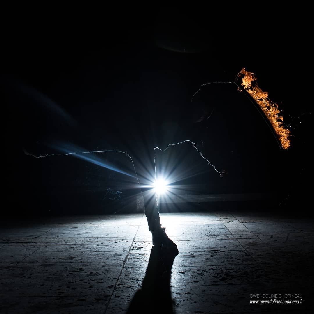 Quarante-Quatre crache du feu en shooting, « Katana dance »