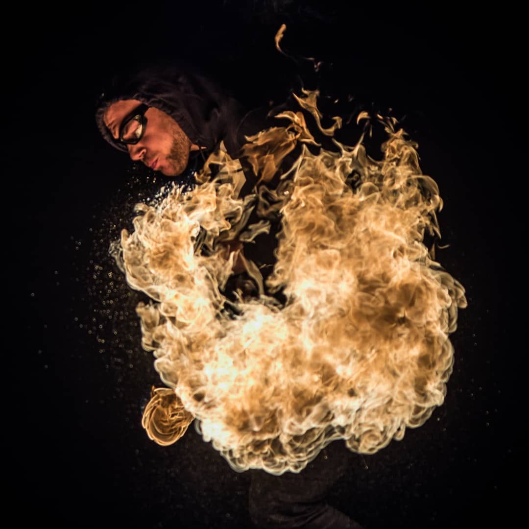 Quarante-Quatre crache du feu à l’Artemisia Fire Gathering 2018, « Dance, feel the flow, breathe fire in every direction »