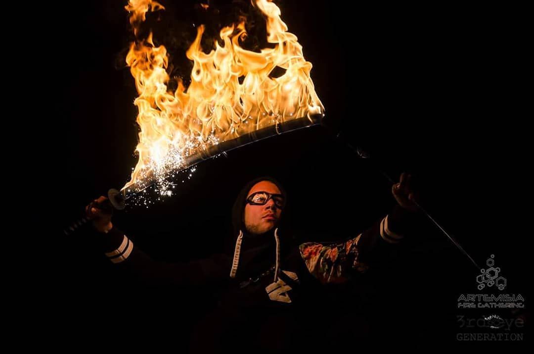 Quarante-Quatre crache du feu à l’Artemisia Fire Gathering 2018, « Calm the beast »