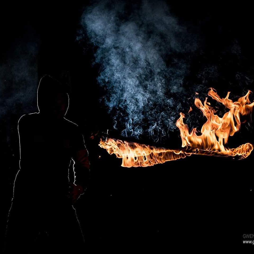 Quarante-Quatre crache du feu en shooting, « Bend fire »