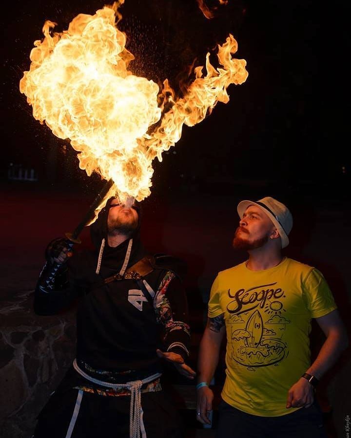 Quarante-Quatre crache du feu au Fire Life Fest 2018, Oujhorod, « Fire breathing passing with fire katana »