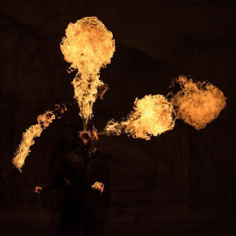 Quarante-Quatre crache du feu en shooting, « Fire overprint »