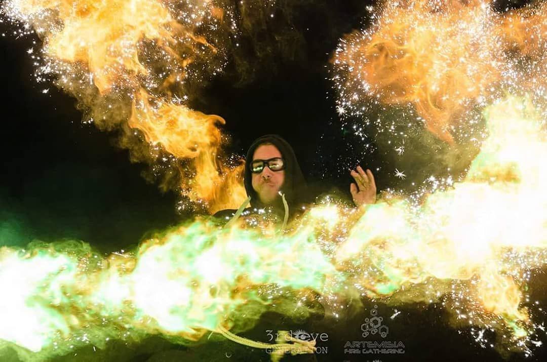 Quarante-Quatre crache du feu à l’Artemisia Fire Gathering 2018, « Boom, green time! »