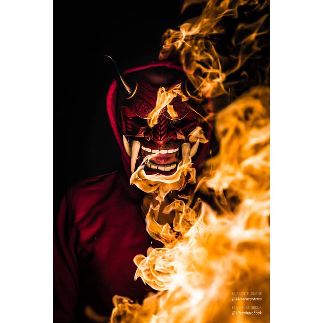 Quarante-Quatre crache du feu en shooting, « Hannya »