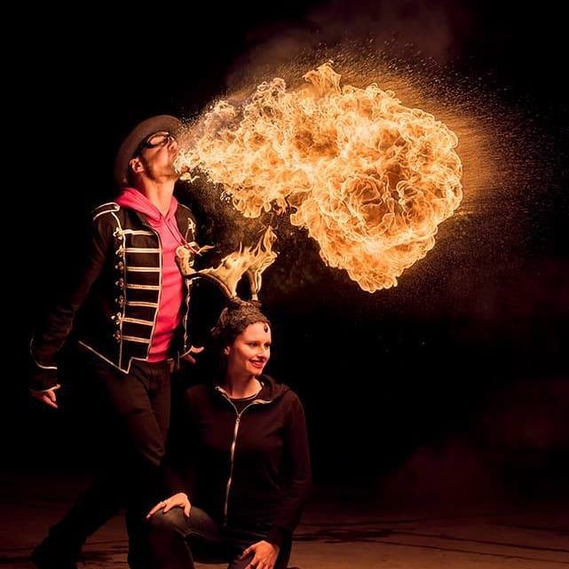 Quarante-Quatre crache du feu au Palais de Tokyo, Paris, « Fire headdress »