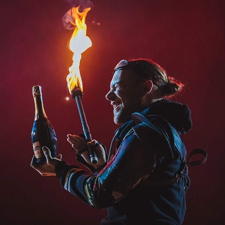 Quarante-Quatre crache du feu au Fire Life Fest 2018, Oujhorod, « Happy fire breather »
