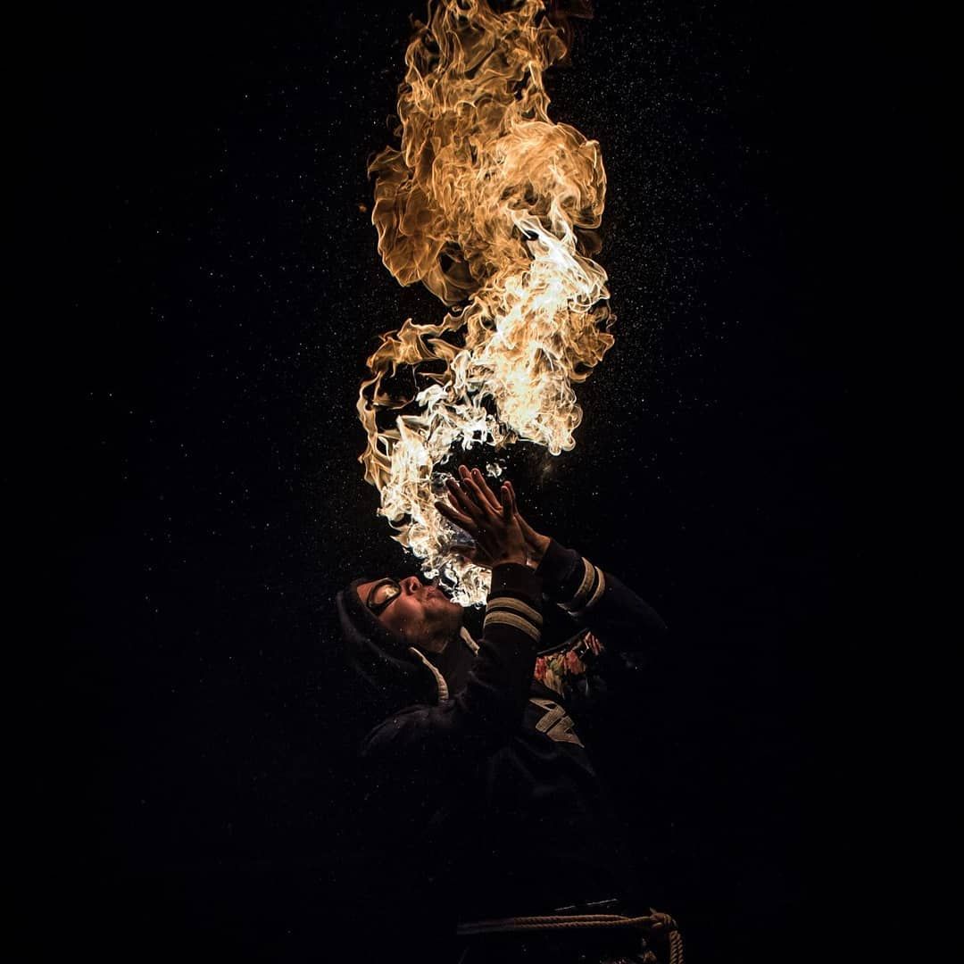 Quarante-Quatre crache du feu à l’Artemisia Fire Gathering 2018, « Hands on fire »