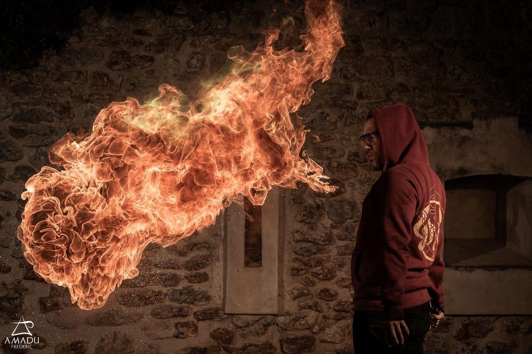 Quarante-Quatre crache du feu en shooting, « Back to Basics »