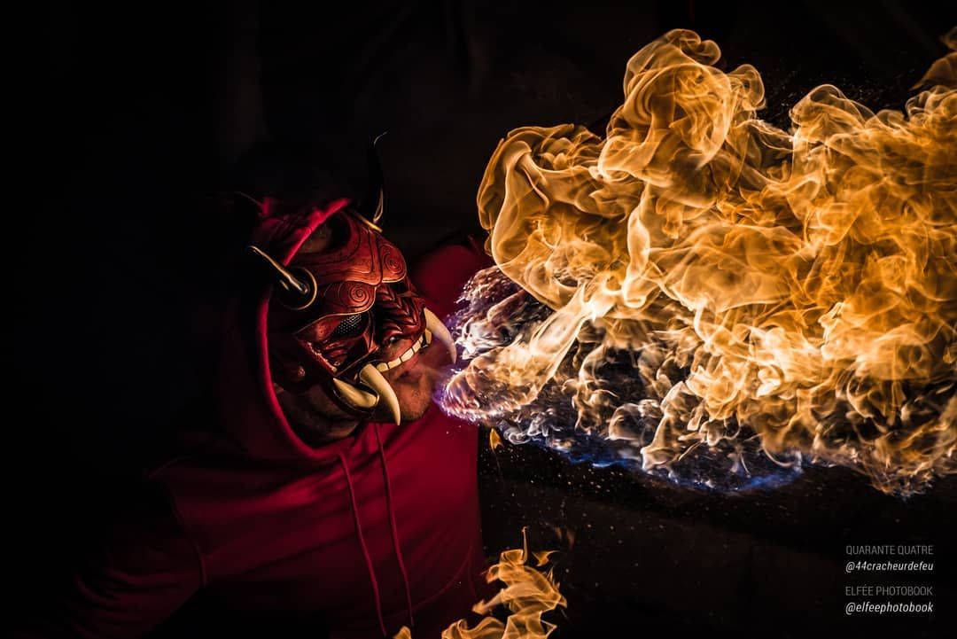 Quarante-Quatre crache du feu en shooting, « Hannya »