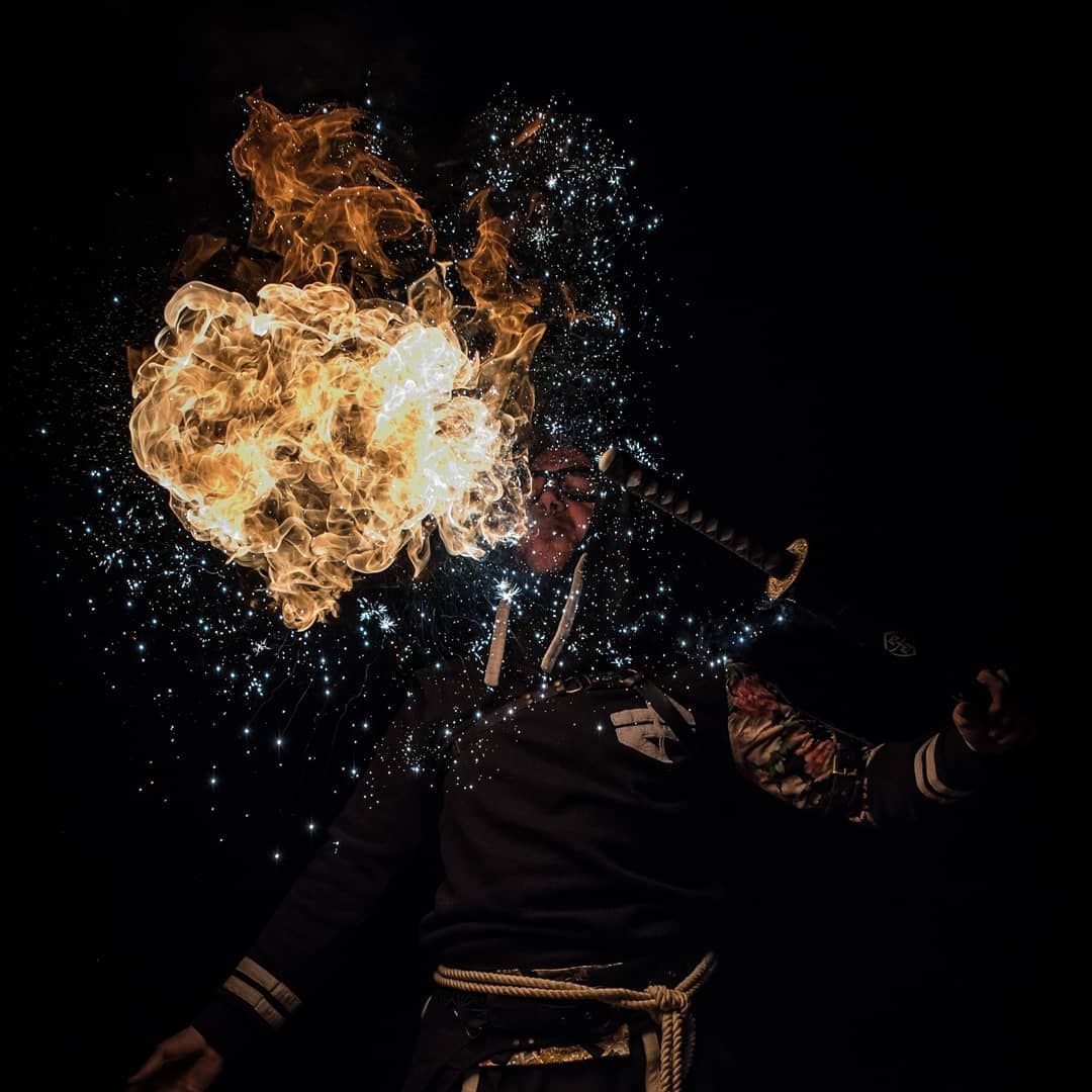 Quarante-Quatre crache du feu en shooting, « Catch the sparkle »