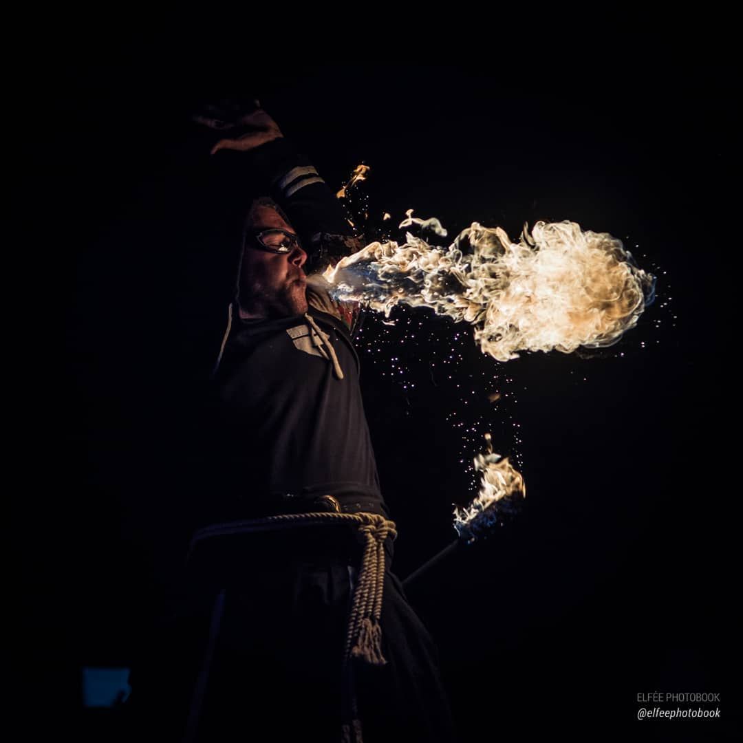 Quarante-Quatre crache du feu au gala du Roztoč Fest 2018, « Under arm »