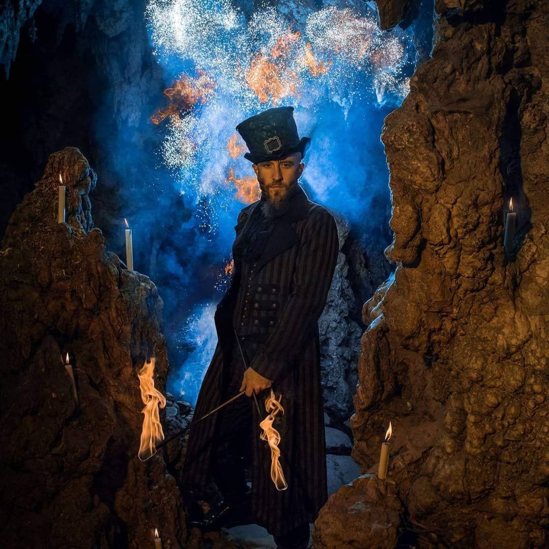 Un couple de cracheurs de feu dans une grotte ; Quarante-Quatre, hors champ, signe les effets de feu