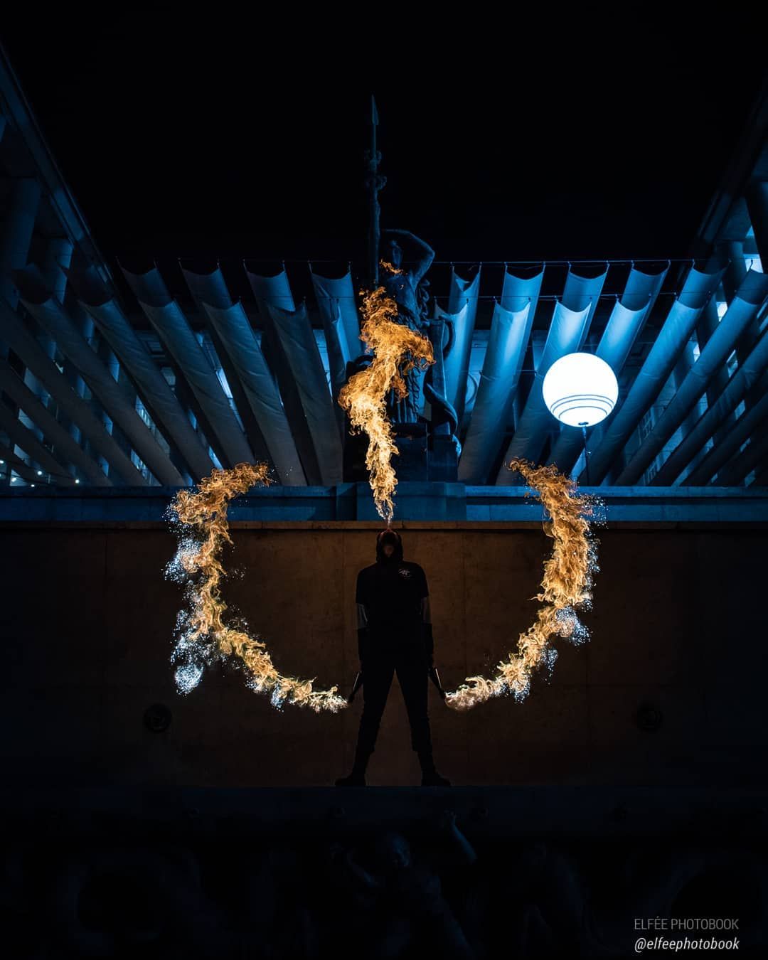 Quarante-Quatre crache du feu au Palais de Tokyo, Paris, « Fire breathing statue »