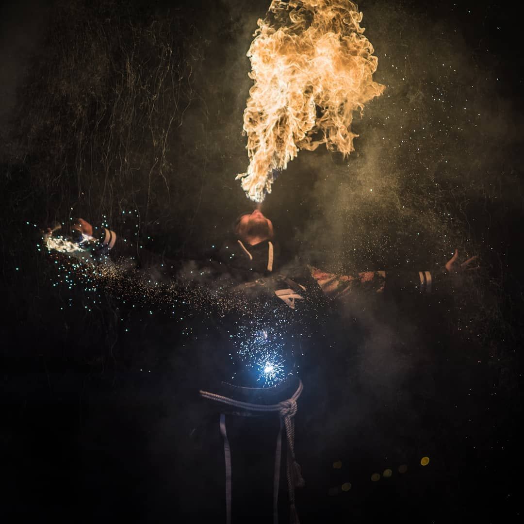 Quarante-Quatre crache du feu en shooting, « Sparkle Jesus »