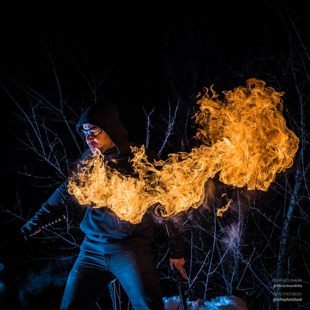 Quarante-Quatre crache du feu en shooting, « Fire Breathing kata »