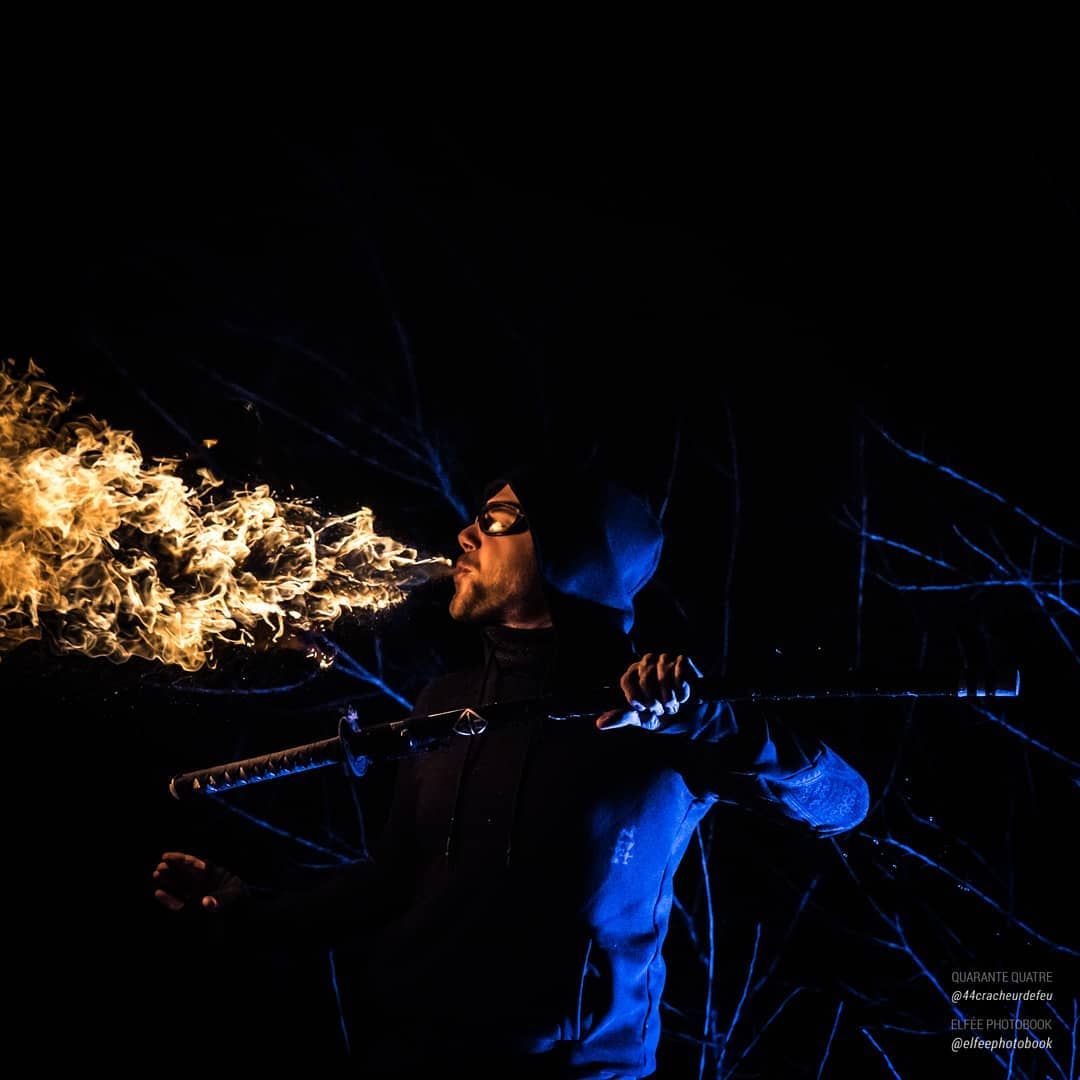Quarante-Quatre crache du feu en shooting, « Fire Breathing kata »