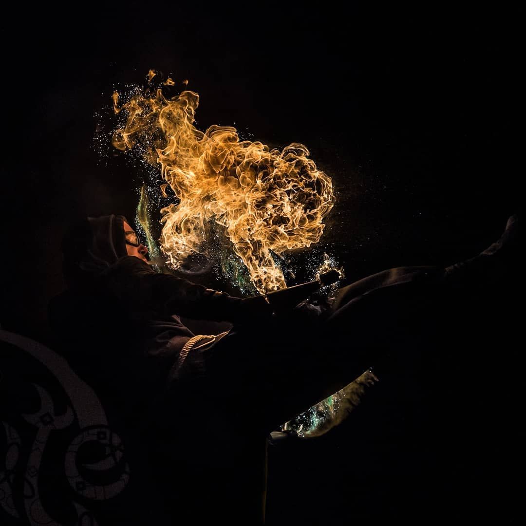 Quarante-Quatre crache du feu au gala Ignite Flow Arts 2019, « Kick the flame »