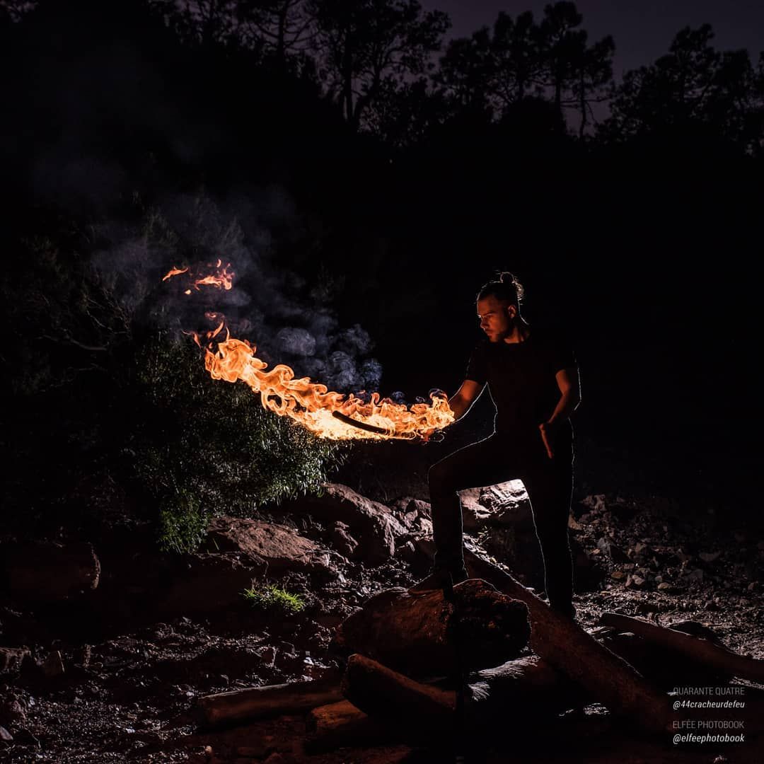 Quarante-Quatre crache du feu en shooting, « Summon the fire katana spirit »
